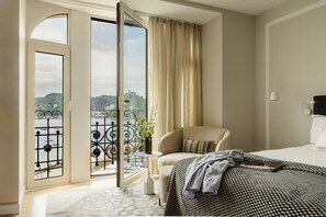 Sengetøy i egyptisk bomull, minibar, safe på rommet og skrivebord