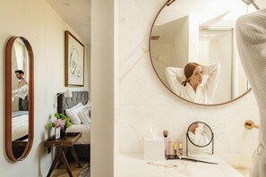 Corner Room Historical | Egyptian cotton sheets, minibar, in-room safe, desk - Lasala Plaza Hotel - Adults only (San Sebastián)