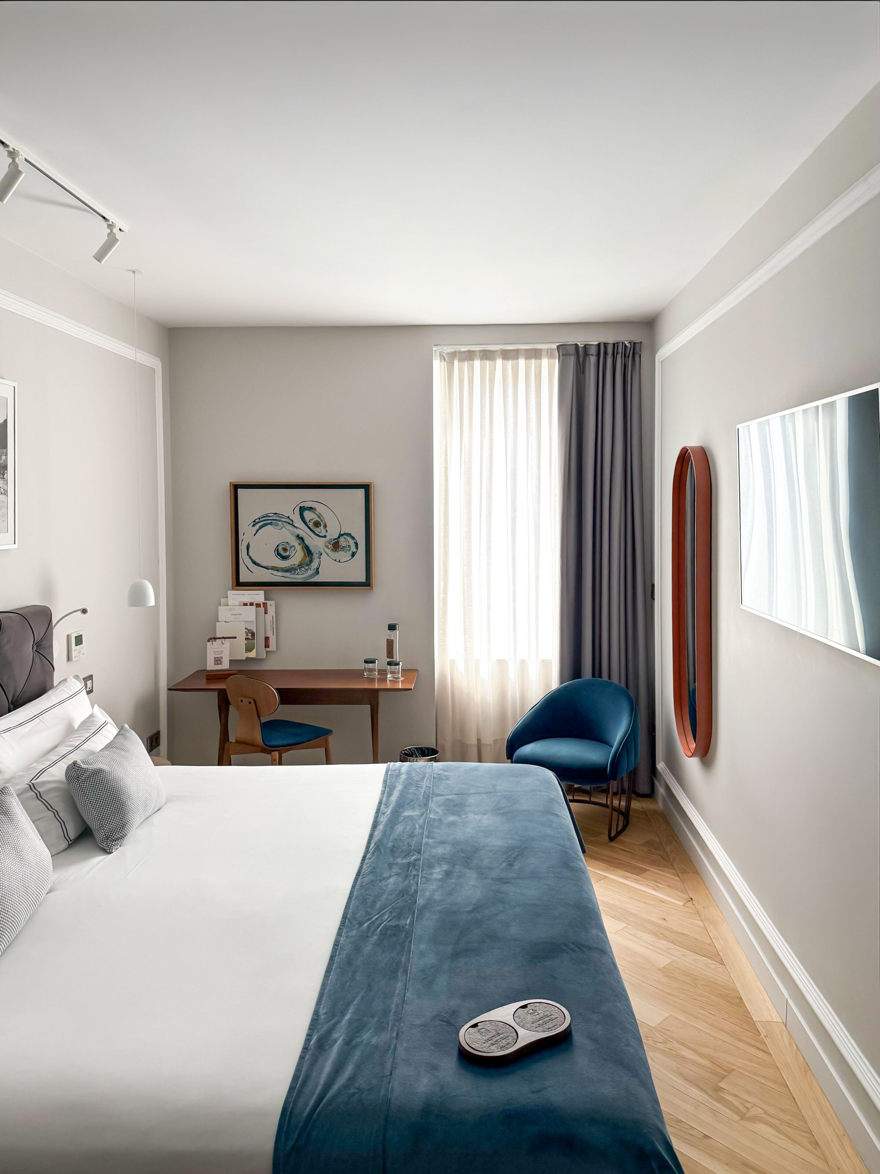 Chambre, vue partielle sur la mer (Petite) | Draps en coton égyptien, minibar, coffres-forts dans les chambres