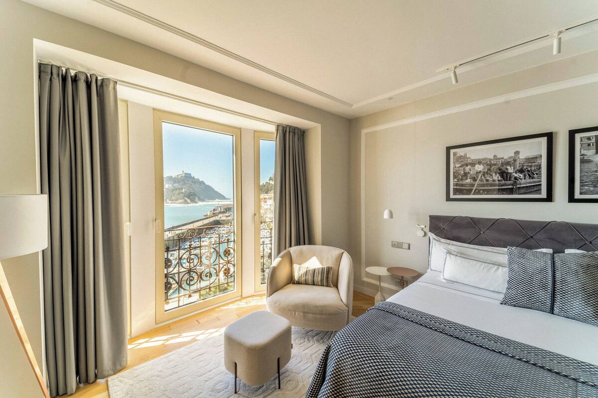 Classic Room, 1 Bedroom, Sea View | Egyptian cotton sheets, minibar, in-room safe, desk