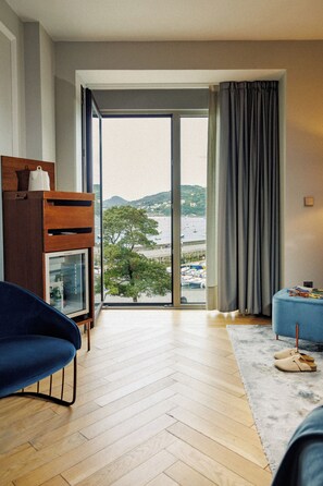 Sábanas de algodón egipcio y minibar 