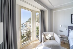 Habitación clásica, 1 habitación, vistas al mar | 1 dormitorio, sábanas de algodón egipcio, minibar y caja fuerte