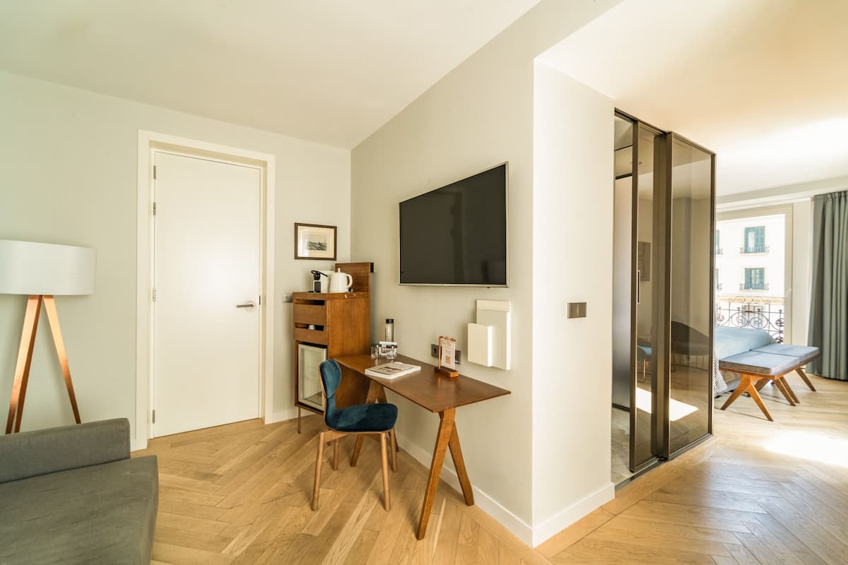 Corner Room Historical | Egyptian cotton sheets, minibar, in-room safe, desk