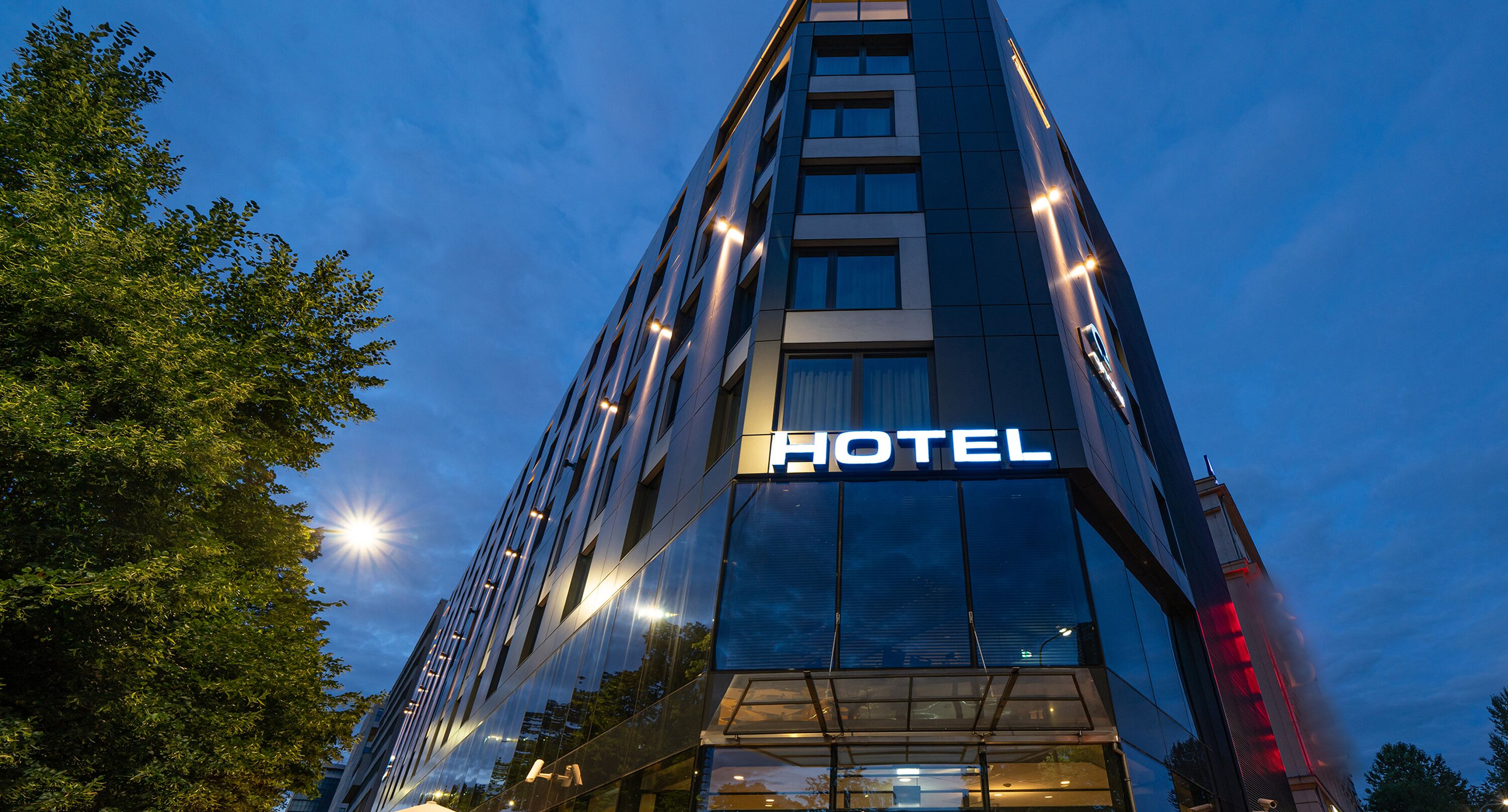 住宿正面 - 傍晚/夜晚