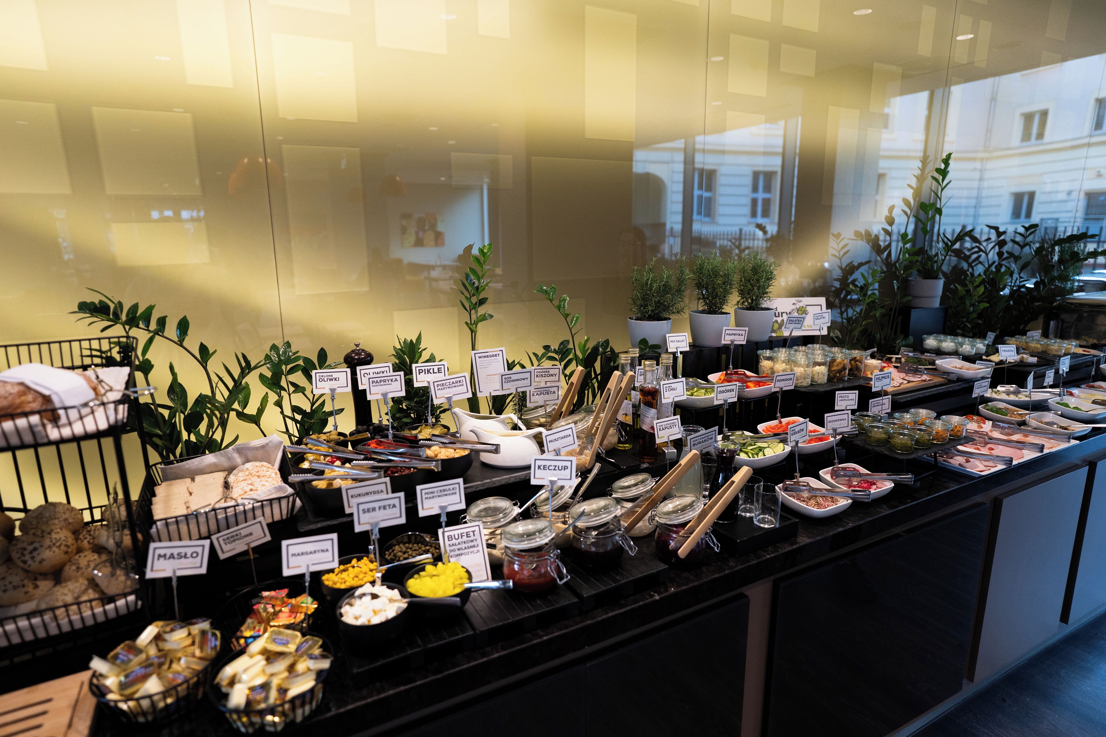 daily buffet breakfast (pln 80 per person)