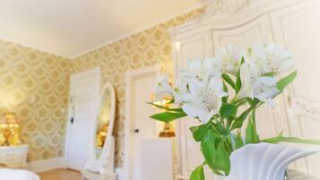 Premier Room, 1 King Bed, City View - Second Floor | Frette Italian sheets, premium bedding, minibar, blackout curtains