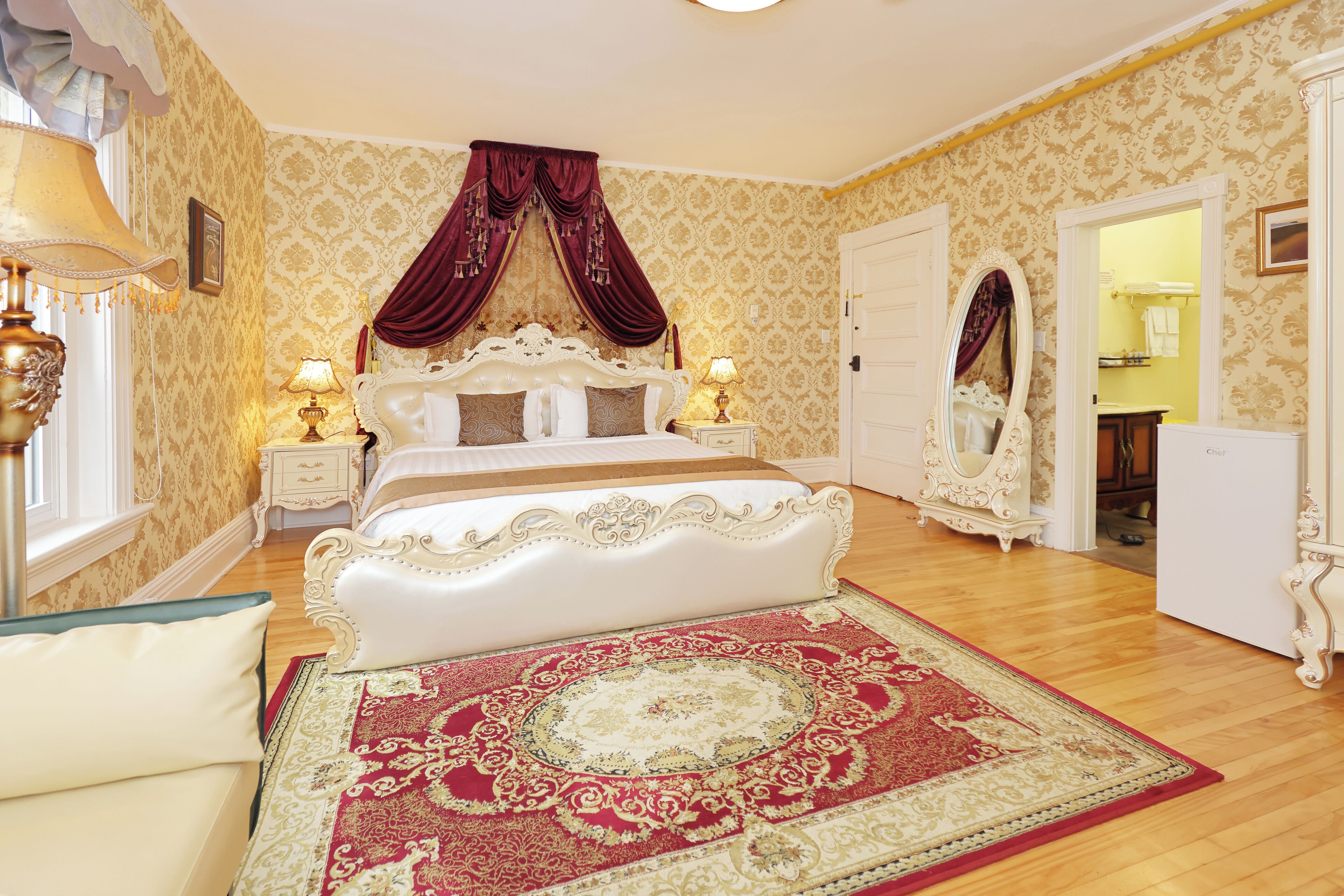 Premier Room, 1 King Bed, City View - Second Floor | Sábanas italianas Frette, ropa de cama de alta calidad y minibar 