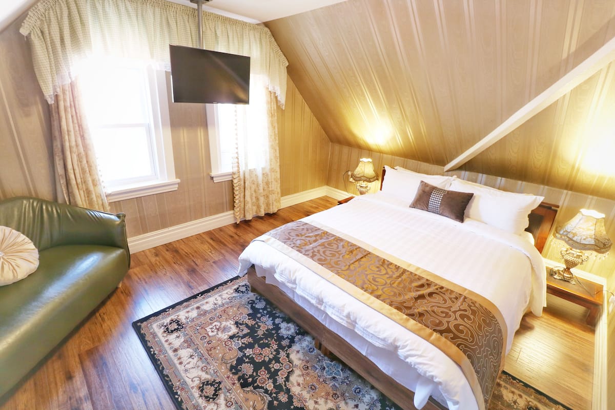Comfort Room, 1 Queen Bed, City View - Third Floor | Sábanas italianas Frette, ropa de cama de alta calidad y minibar