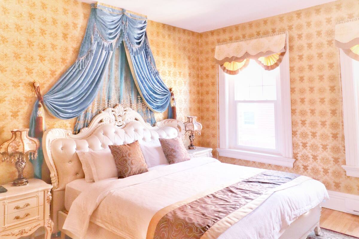Deluxe Room, 1 King Bed, City View - Second Floor | Frette Italian sheets, premium bedding, minibar, blackout drapes