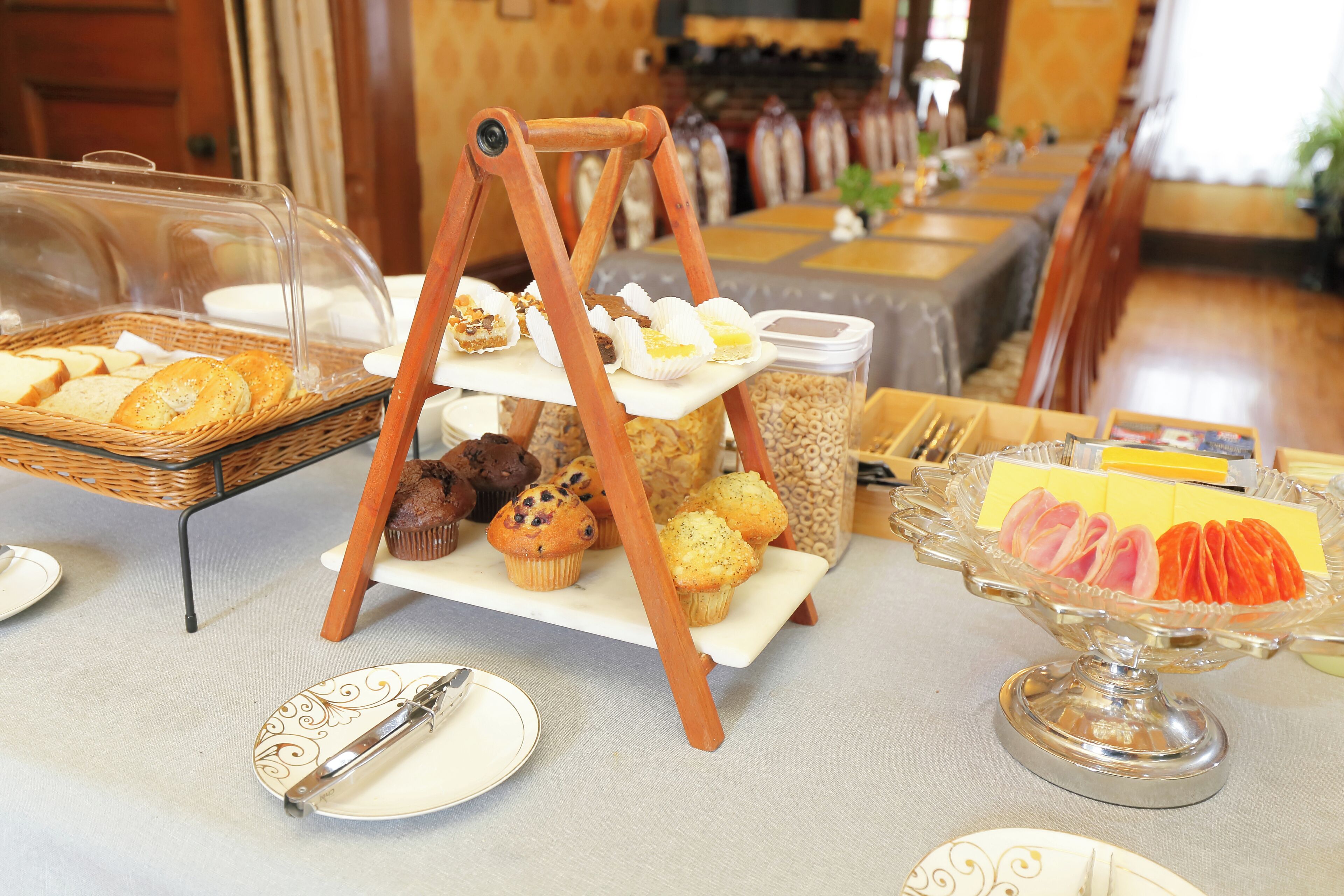 Ein Buffet mit verschiedenen Backwaren und Gebäck.