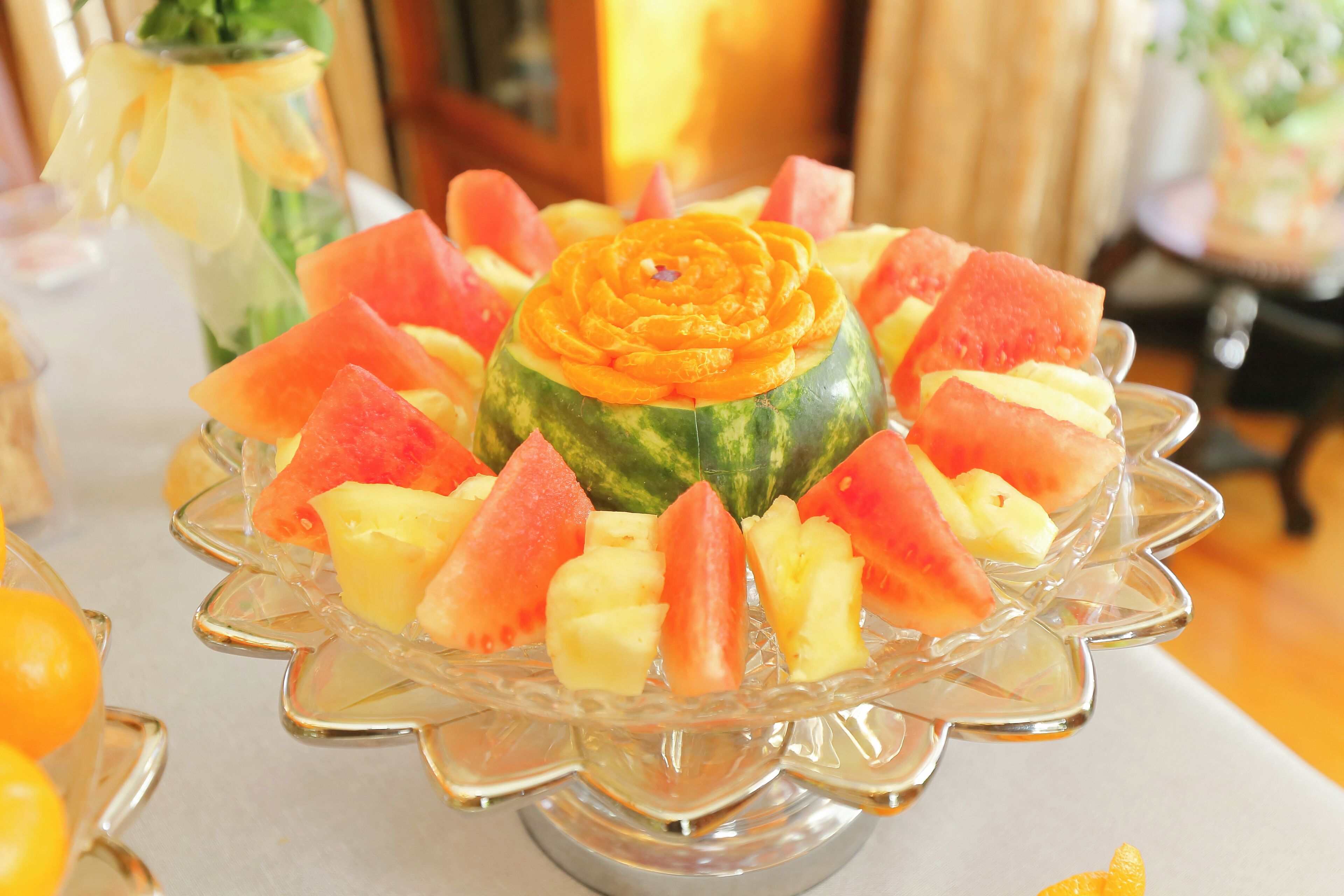 Una composición de frutas sobre un soporte de vidrio.