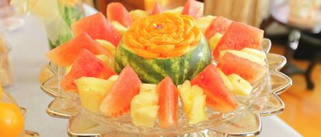 Una composición de frutas sobre un soporte de vidrio.