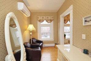Deluxe Studio Suite, 1 Queen Bed, City View - Second Floor
