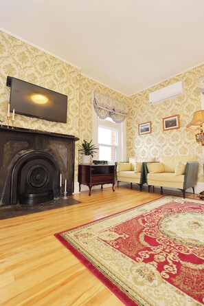 Premier Room, 1 King Bed, City View - Second Floor | Italienske Frette-laken, sengetøy av topp kvalitet og minibar