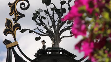 Letrero de hotel y restaurante llamado Lindenhof, con un árbol decorativo y un pájaro.