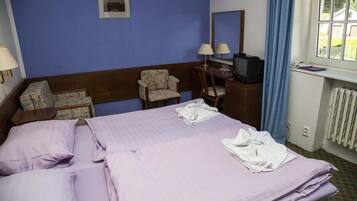 خزنة داخل الغرفة ومكتب ومساحة عمل للكمبيوتر المحمول وتجهيزات عازلة للصوت