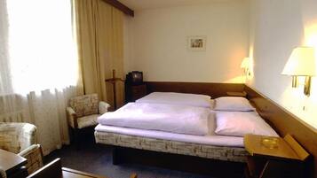 خزنة داخل الغرفة ومكتب ومساحة عمل للكمبيوتر المحمول وتجهيزات عازلة للصوت