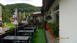 Outdoor dining - Hotel Prom (Svoboda nad Upou)