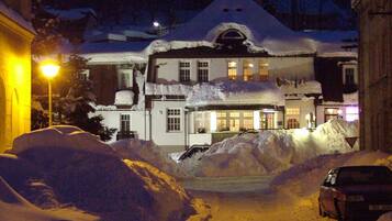 واجهة المنشأة - في المساء/الليل