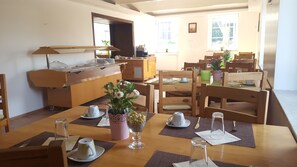 朝食 (コンチネンタル ブレックファスト)、毎日提供 (1 名様 8.00 EUR)