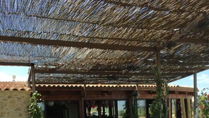 Breakfast, lunch and dinner served  - Camping Mer et Camargue (Calvisson)