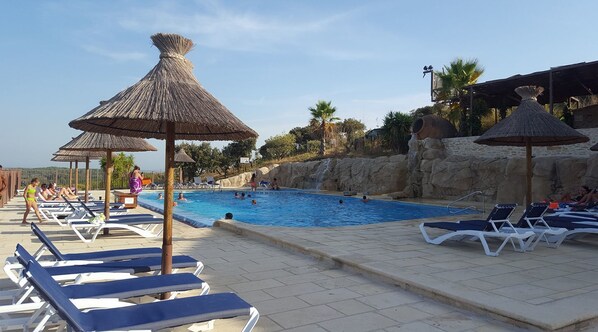 Alberca al aire libre por temporada y sombrillas en la alberca 