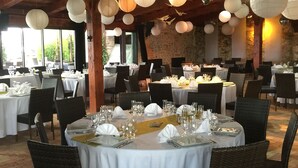 Breakfast, lunch and dinner served  - Camping Mer et Camargue (Calvisson)