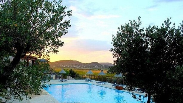 Seasonal outdoor pool, pool umbrellas, pool loungers - Camping Mer et Camargue (Calvisson)