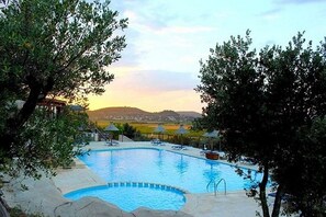 Alberca al aire libre por temporada y sombrillas en la alberca 