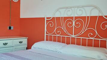 Habitación doble superior, baño compartido (With Terrace / DBLT) | Cortinas opacas, tabla de planchar con plancha, wifi gratis