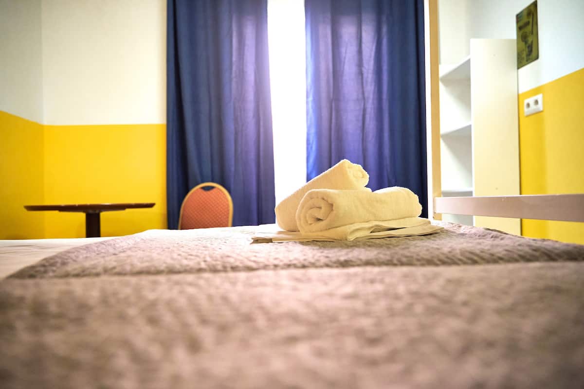 Kamar Quadruple Standar, 1 kamar tidur | Tirai kedap cahaya, setrika/meja setrika, Wi-Fi gratis, dan seprai linen