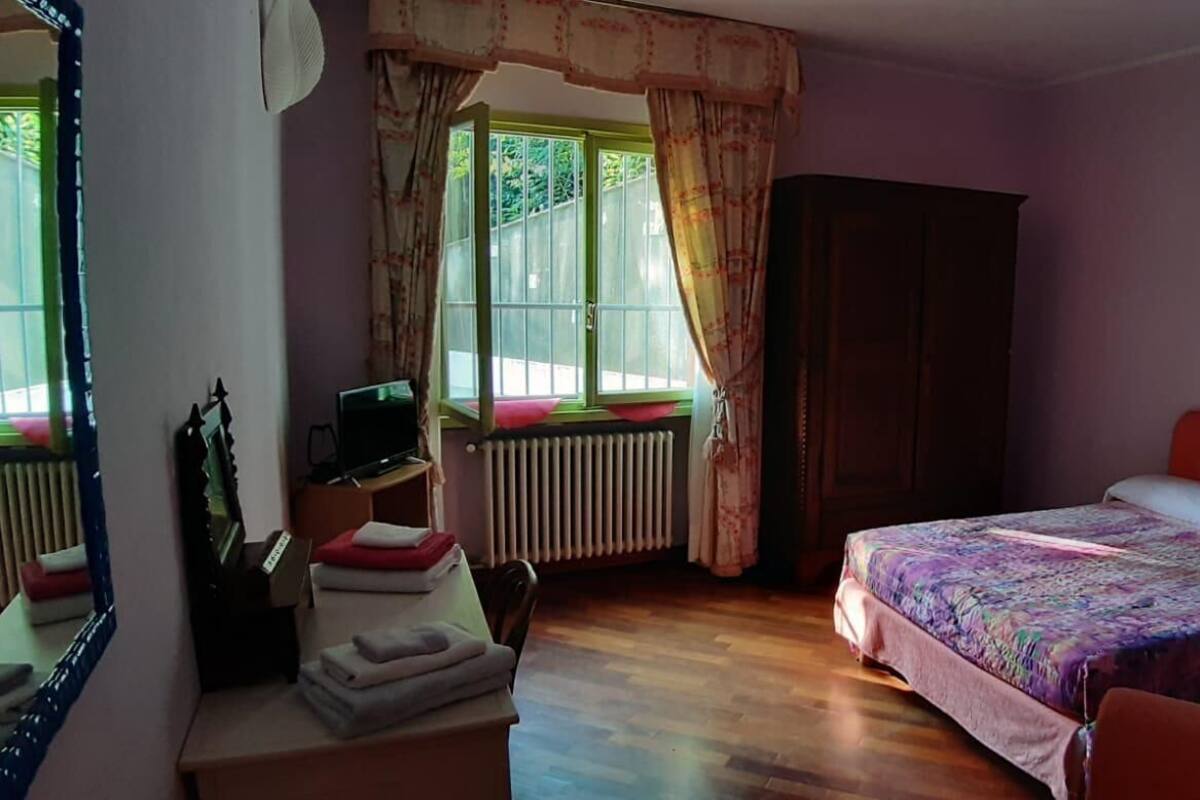 Double Room, Ensuite (Barbie) | Desk, cribs (free), individually decorated, bed sheets