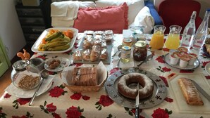 بوفيه فطور مجانًا يوميًا