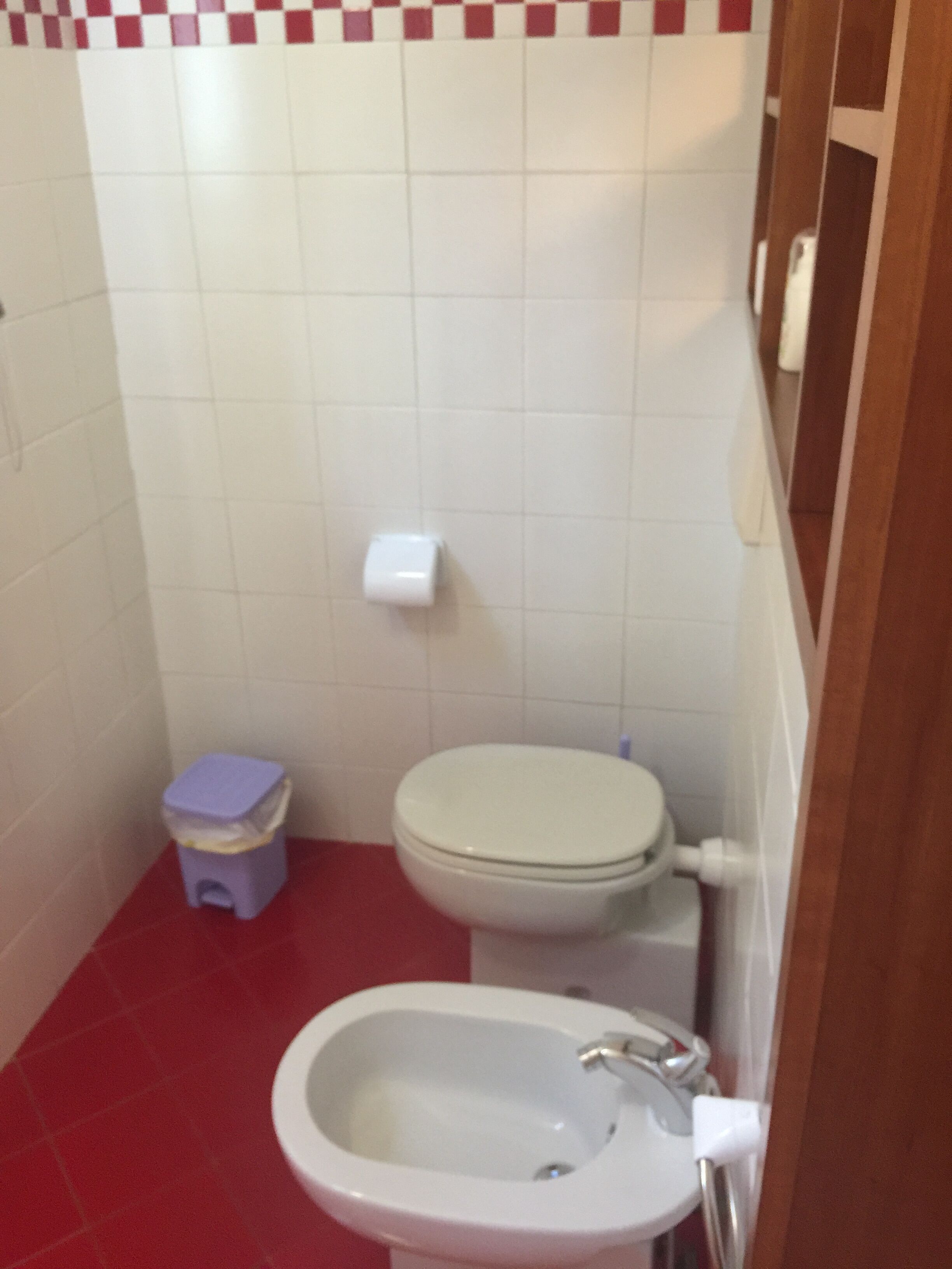 Un baño pequeño con inodoro, bidé y lavabo.