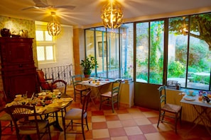 Kontinental morgenmad hver dag (16 EUR pr. person)