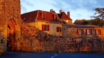 Fachada de la propiedad por la tarde o noche