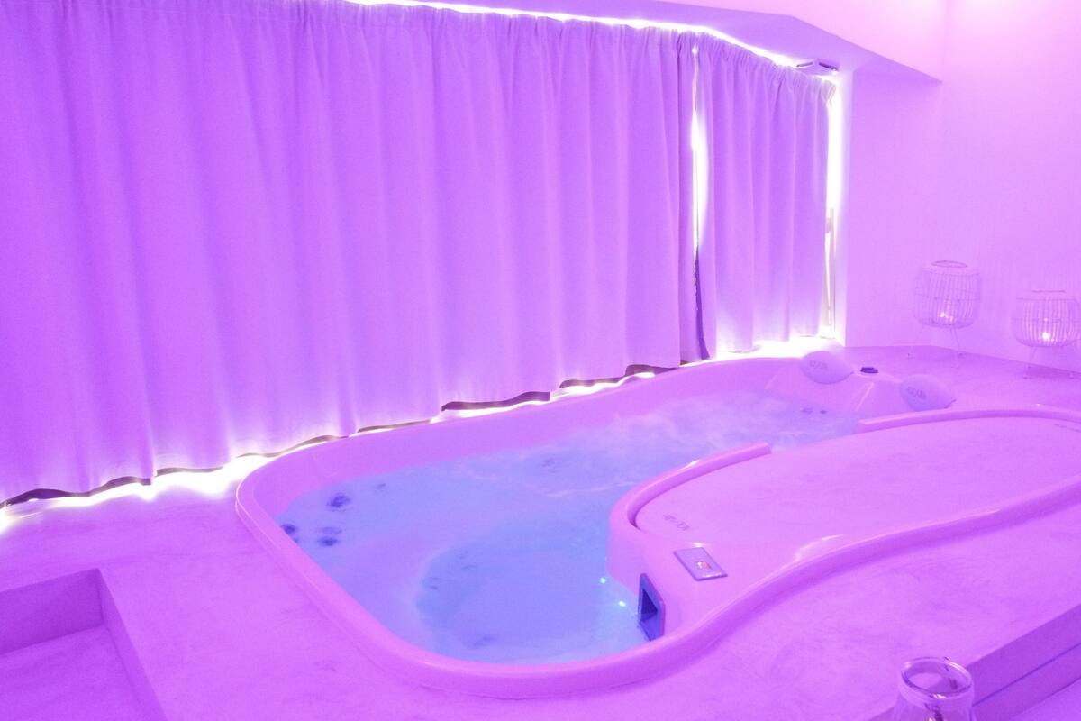 Private spa tub
