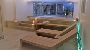 A modern spa with a wooden bench, a hot tub, and a view of the outside. - Dimora TerraNostra & Spa (Ugento)