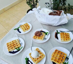 Tägliches nach Wunsch zubereitetes Frühstück (10 EUR pro Person)