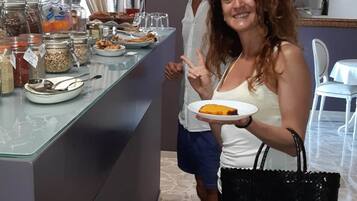 Daily cooked-to-order breakfast (EUR 10 per person)