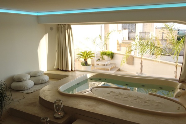 Private spa tub