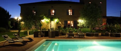 Piscine extérieure, parasols de plage, chaises longues