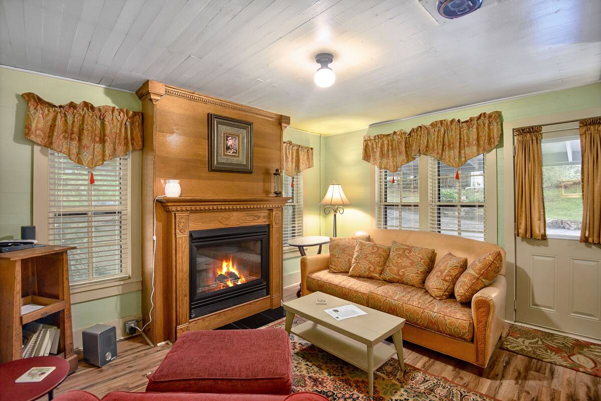 Traditional Cottage, 1 King Bed, Jetted Tub, Mountainside | Iron/ironing board, free WiFi, individually decorated