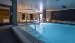 Indoor pool, outdoor pool, open 10:00 AM to 7 PM, pool umbrellas - Hotel Rosamar Es Blau - Adults Only +21 (Lloret de Mar)