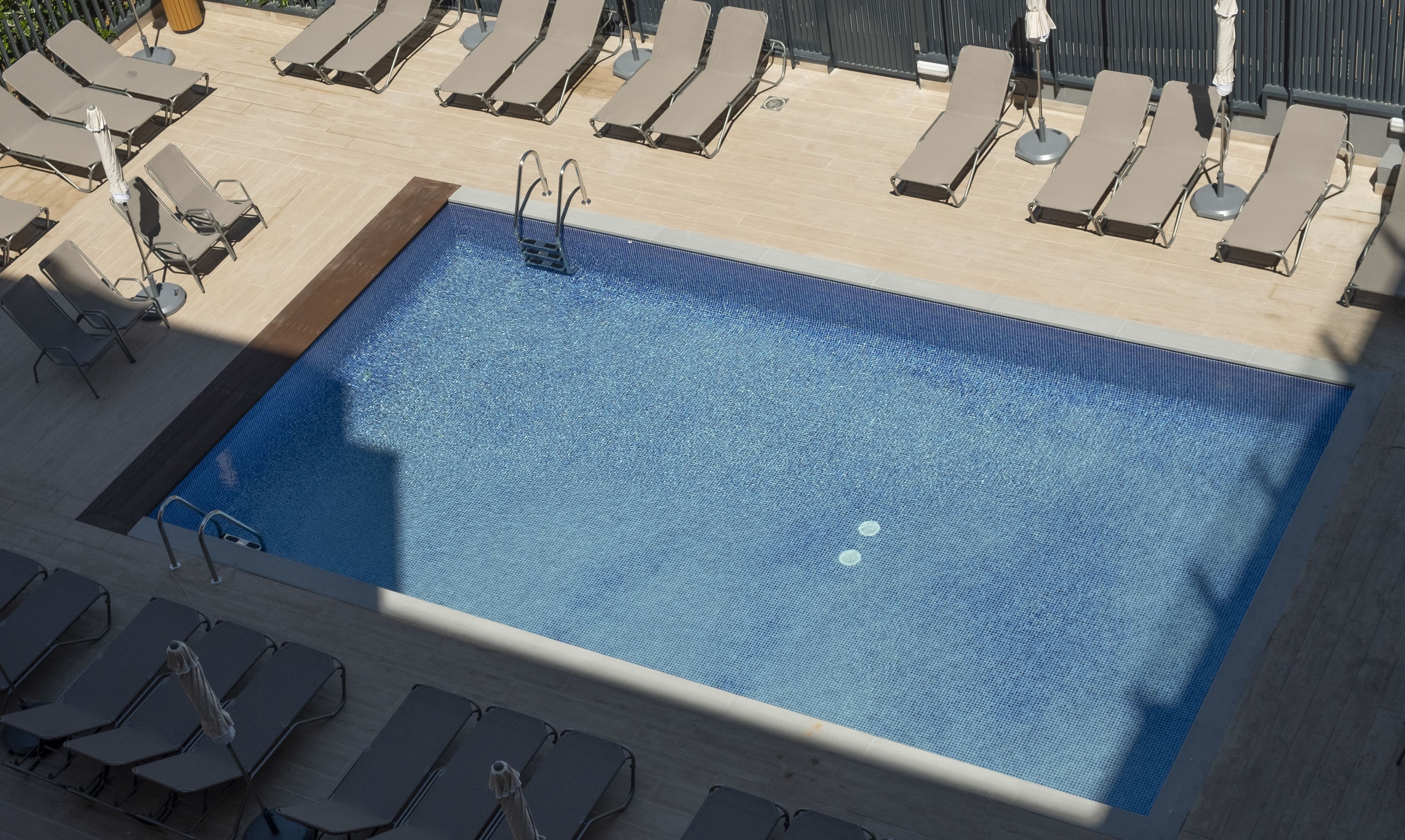 Piscine couverte, piscine extérieure, parasols de plage, chaises longues