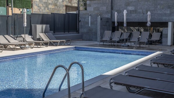 Indoor pool, outdoor pool, open 10:00 AM to 7 PM, pool umbrellas - Hotel Rosamar Es Blau - Adults Only +21 (Lloret de Mar)