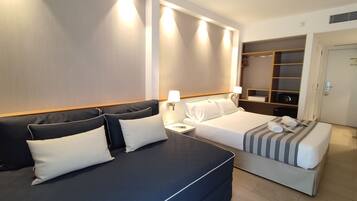 Habitación estándar doble, 1 cama de matrimonio con sofá cama, balcón | Edredones de plumas, caja fuerte, escritorio y cortinas opacas