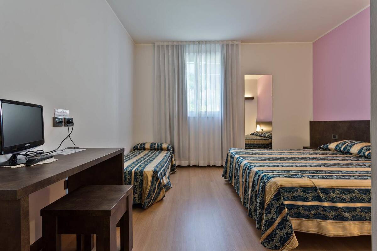 Habitación triple | Ropa de cama de alta calidad y caja de seguridad en la habitación