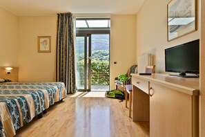 Premium bedding, in-room safe, desk, soundproofing