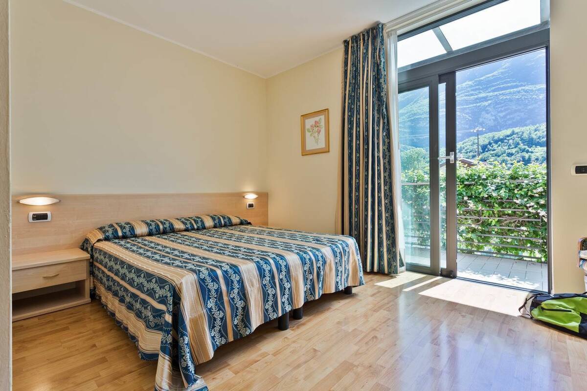 Habitación con 1 cama matrimonial o 2 individuales | Ropa de cama de alta calidad y caja de seguridad en la habitación